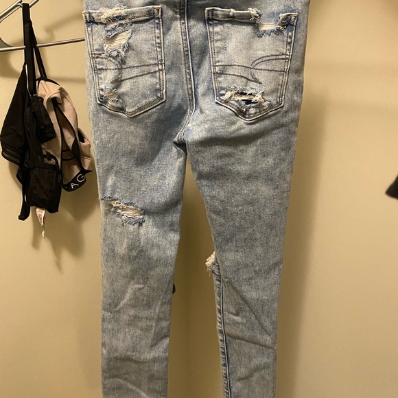 distressed high waisted blue jeans - Picture 2 of 3